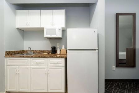 Baymont by Wyndham Riverwatch - 12