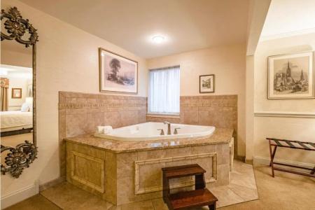 Red Coach Inn - 101