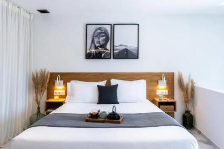 Melo Athens - 131
