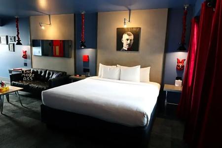 Gaythering - Gay Hotel - All Adults Welcome - 69