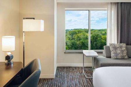 DoubleTree by Hilton - 7