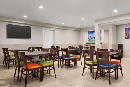 Days Inn & Suites by Wyndham At Disneyland Park - 13