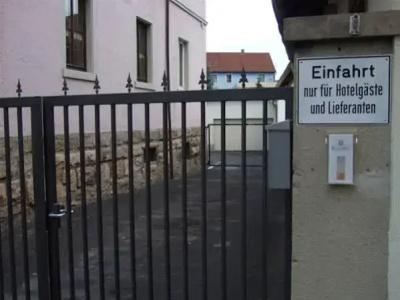 Bayerischer Hof - 1