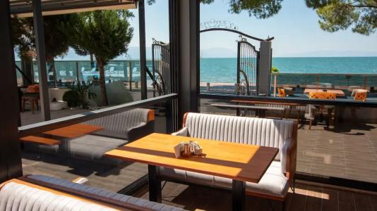 Lake Li̇fe - 42