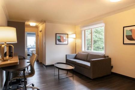 Elk Lake Inn & Suites - 75