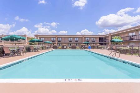 Ramada by Wyndham - 10