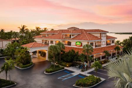 Courtyard by Marriott Waterfront - 23