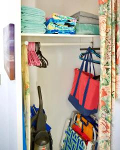 Tropical Studios At Marine Surf Waikiki - Free Parking - Best Location - Full Kitchen - Swimming Pool - 99