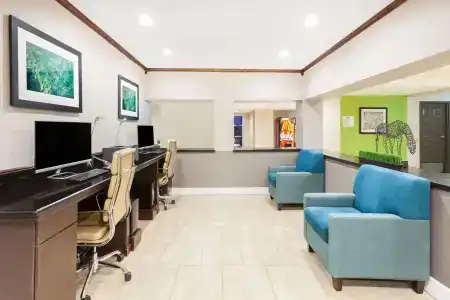 Baymont by Wyndham Center - 11