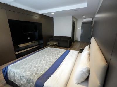 A Palace Suites - 206