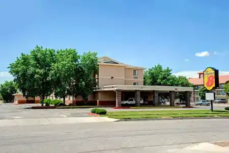 Super 8 by Wyndham West/Coors Blvd - 10