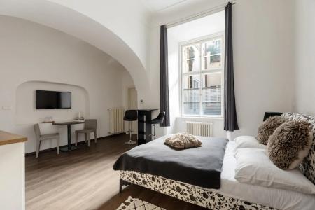 Old Town Square Residence by Emblem - 3