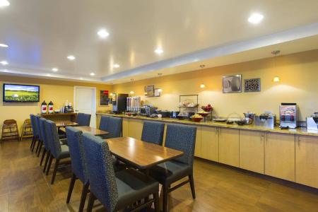 TownePlace Suites by Marriott Kansas City - 16