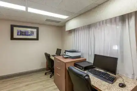 Best Western Plus Inn & Suites - 4