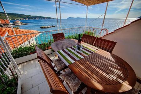 Mira Sea Front Guesthouse - 19
