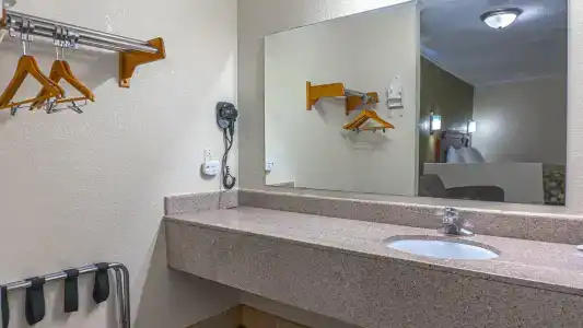 Rodeway Inn & Suites Fort Jackson - 28