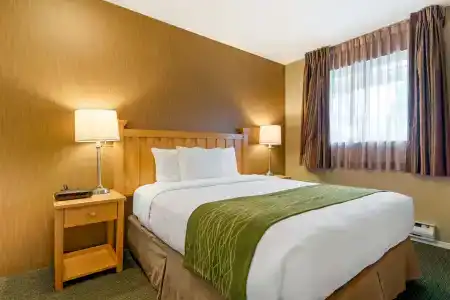 Econo Inn & Suites - - 63