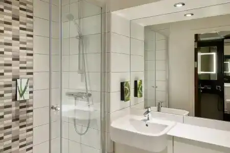 Premier Inn Putney Bridge - 8