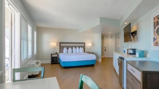 Commander & Suites - 82