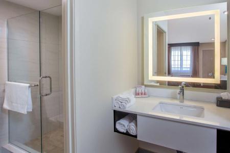 Ramada by Wyndham Culver City - 8