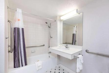 La Quinta Inn By Wyndham West - 20