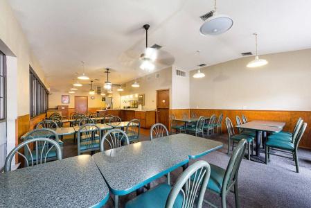 Econo Inn & Suites - 28