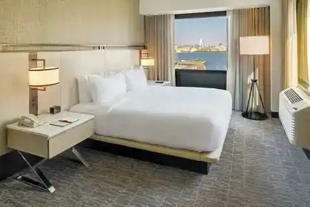 DoubleTree by Hilton & Suites - 27