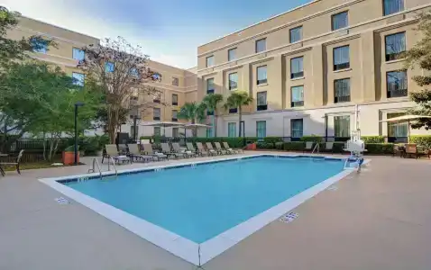 Hampton Inn Charleston-Daniel Island - 11