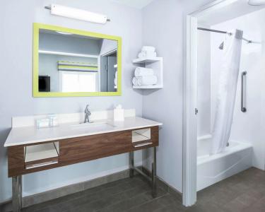 Hampton Inn & Suites - 7