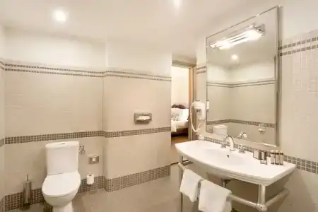 Iron Gate & Suites - 8
