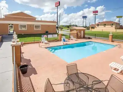 Econo Inn & Suites - 15