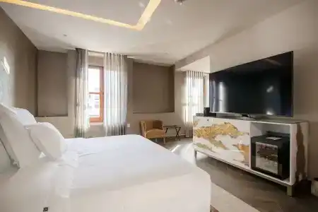 L Perla Boutique - 50