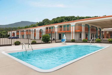 Howard Johnson by Wyndham Lookout Mountain - 11