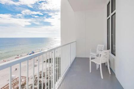Hampton Inn & Suites Beach-Beachfront - 57