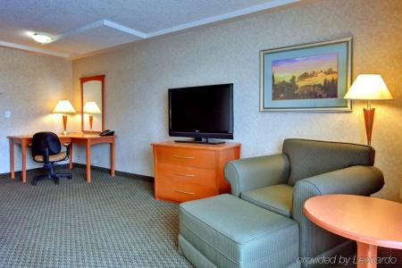 Holiday Inn Express and Suites, an IHG - 5