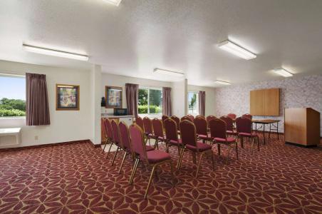Super 8 by Wyndham Austin North/University Area - 10