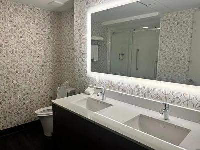 Holiday Inn Airport East, An Ihg - 77