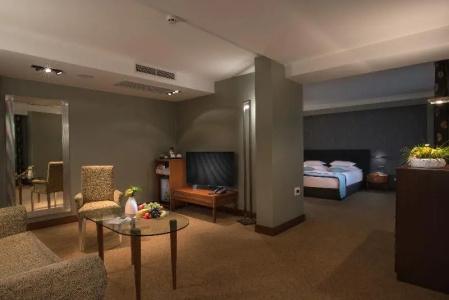Rosslyn Thracia Sofia - 46