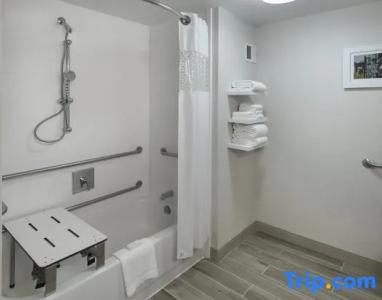 Hampton Inn Boston Logan Airport - 57