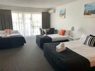 Outrigger Burleigh - 59