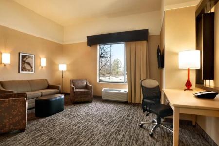 DoubleTree by Hilton Airport - 31