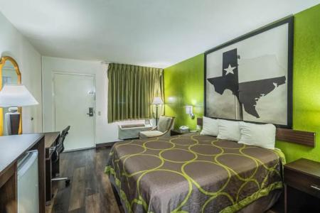 Super 8 by Wyndham Airport - 35