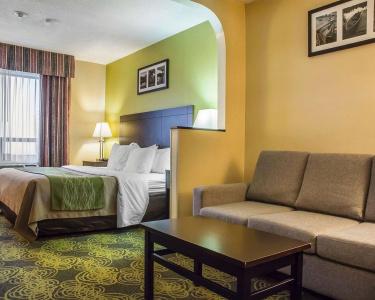 Comfort & Suites - 4