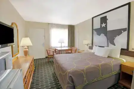 Super 8 by Wyndham Airport - 4