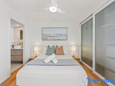 Burleigh Beach Tower - 176