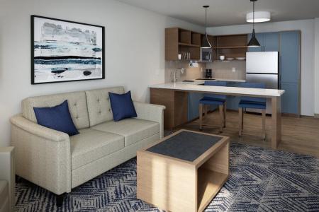 Holiday Inn & Suites, an IHG - 2