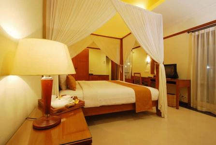 Yulia Beach Inn Kuta - 2