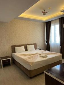 Grand Black - 16