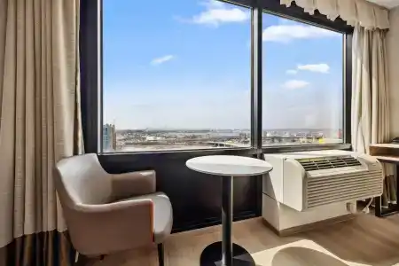 Ramada by Wyndham Flushing - 7