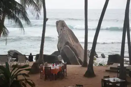 Sri Gemunu Beach Resort - 1